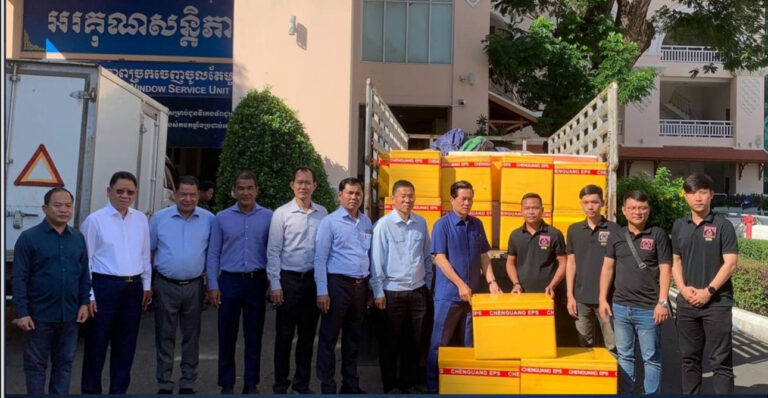 លោក ឃួង ស្រេង ទទួលអំណោយសាច់ជ្រូក៥តោនពីសប្បុរសជនម៉ុង ឬទ្ធី ដើម្បីយកទៅចែកវីរៈកងទ័ពជួរមុខ