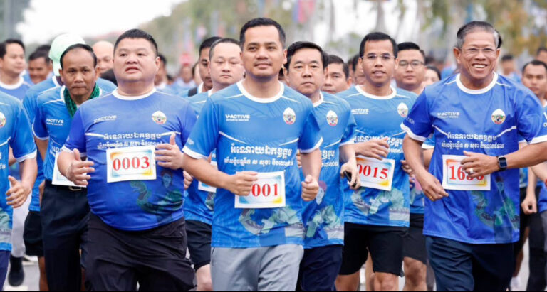 ឧបនាយករដ្ឋមន្ត្រី ស សុខា រដ្ឋមន្ត្រីក្រសួងមហាផ្ទៃ អញ្ជើញជាអធិបតីក្នុងកម្មវិធីរត់ចម្ងាយ ៥គីឡូម៉ែត្រ ក្នុងព្រឹត្តិការណ៍ប្រកួតកីឡាមហាជន ដណ្តើមពានរង្វាន់