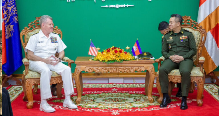 ឯកឧត្តម នាយឧត្តមសេនីយ៍ ទៀ សីហា ទទួលស្វាគមន៍ ឯកឧត្តមនាយឧត្តមនាវី Samuel Paparo មេបញ្ជាការនៃបញ្ជាការដ្ឋានឥណ្ឌូ-ប៉ាស៊ីហ្វិក នៃសហរដ្ឋអាមេរិក ក្នុងជំនួបសម្តែងការគួរសម