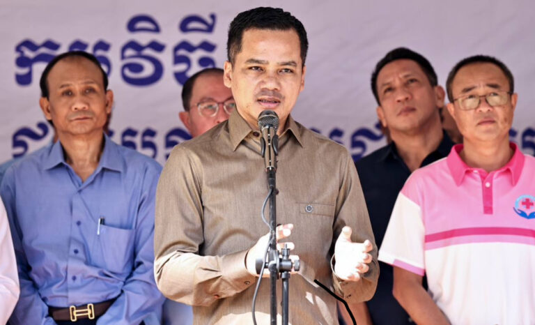 ឯកឧត្ដមអភិសន្តិបណ្ឌិត ស សុខា កោតសរសើរក្រុមគ្រូពេទ្យស្ម័គ្រចិត្ត ដែលបន្តខិតខំព្យាបាលពលរដ្ឋ ក្រោយដកឃ្លាមួយរយៈ ក្នុងកាលៈទេសៈកម្ពុជា រងការឈ្លានពានពីយោធាថៃ!