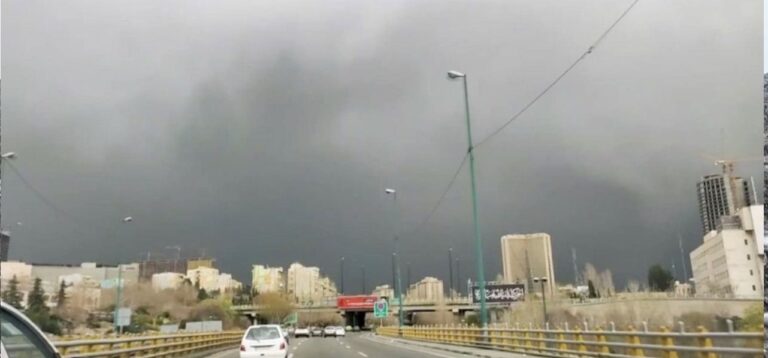 អាជ្ញាធរអ៊ីរ៉ង់ អំពាវនាវឱ្យពលរដ្ឋស្នាក់នៅក្នុងផ្ទះ ដើម្បីជៀសវាងជាតិពុលដែលកើតចេញពីការផ្ទុះរោងចក្រប្រេង ក្រោយការវាយប្រហារពីអាម៉េរិក និងអ៊ីស្រាអ៊ែល